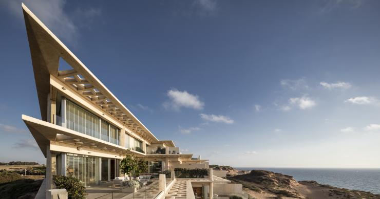 Una spettacolare villa in cemento bianco sulle dune di Israele