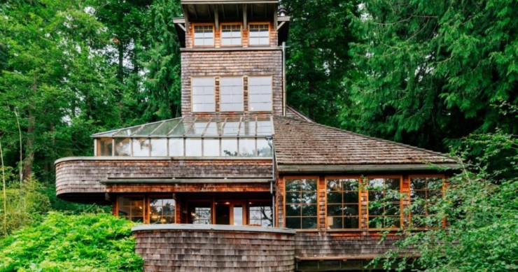 Una casa in legno completamente riciclata con tronchi centenari e parti di una vecchia imbarcazione