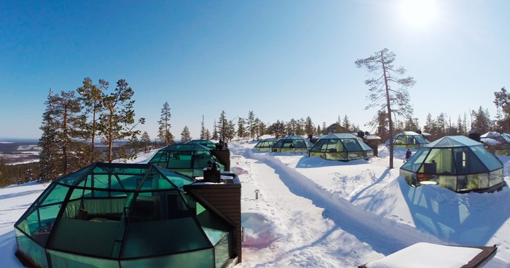 Un igloo di cristallo per ammirare l'aurora boreale tra i boschi innevati della Lapponia