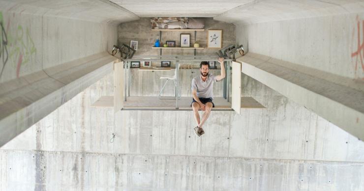 Il designer "pipistrello" che ha creato un incredibile studio sotto un ponte a Valenza