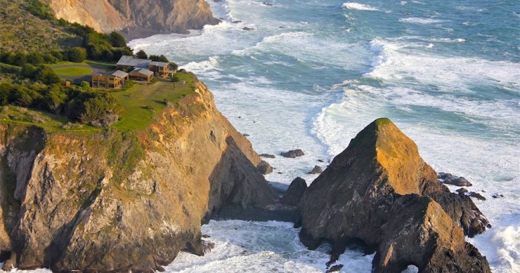 Scopri questa spettacolare casa in vendita con spiaggia e scogliera incluse nel prezzo