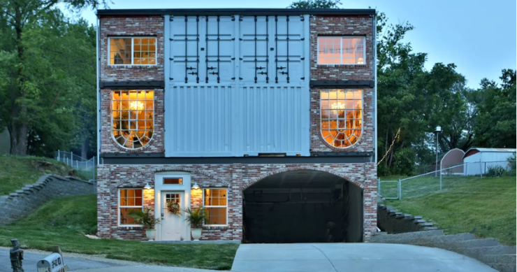 La casa prefabbricata con container che ha permesso ai suoi proprietari di liberarsi dal mutuo