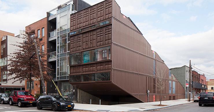 Questa enorme casa a Brooklyn è stata costruita con 21 container marittimi