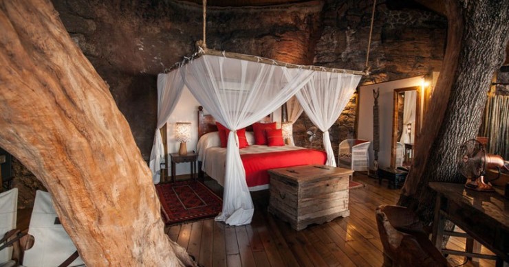 Un letto king-size per dormire comodamente in mezzo alla foresta