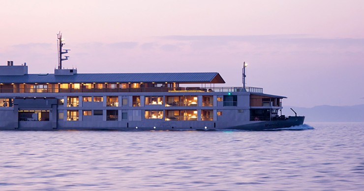 Una nave-hotel di lusso che solca il mare del Giappone