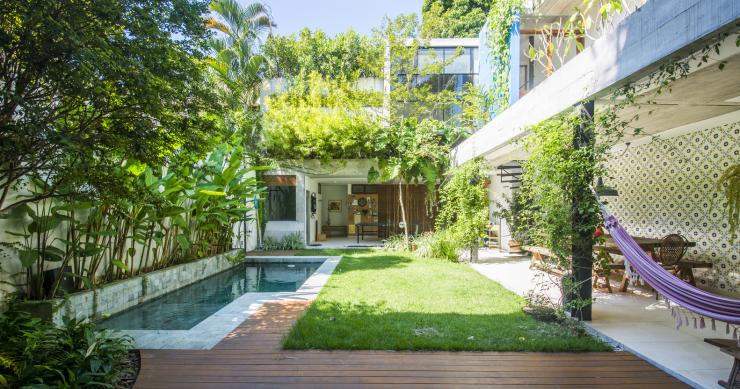 Un gioiello architettonico che nasconde una selva lussureggiante al suo interno