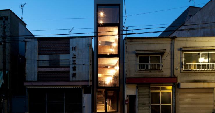 Questa è la casa incredibilmente sottile, larga appena 180 cm