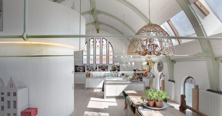 La casa con effetto “wow”: da chiesa degli Anni ‘20 ad abitazione con sorpresa all’interno