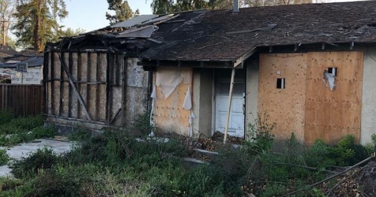 La casa si bruciò due anni fa