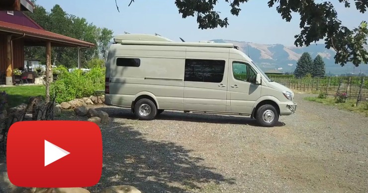 Un furgone trasformato in una casa autosufficiente per sei persone