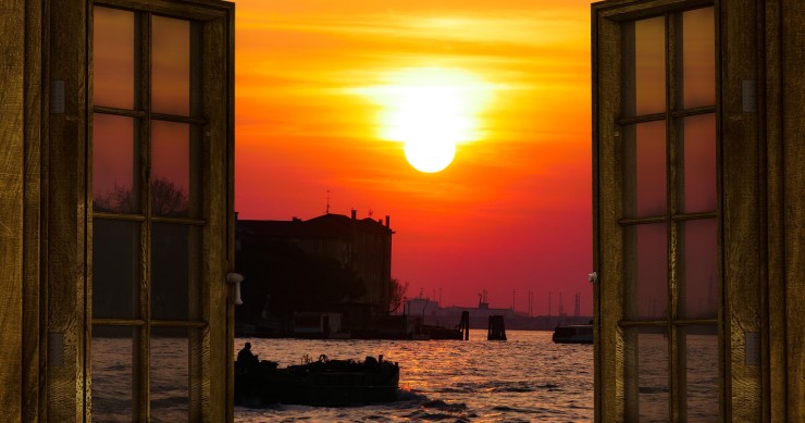 Come proteggere la casa dal caldo in base alla sua esposizione ai raggi del sole
