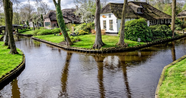 Giethoorn, la "piccola Venezia" d'Olanda dove non esistono le strade