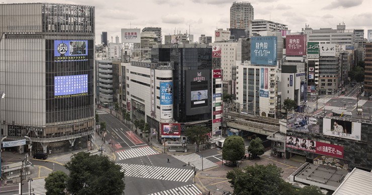 Insolite immagini di Tokyo: ecco l’incrocio più trafficato del mondo... completamente deserto