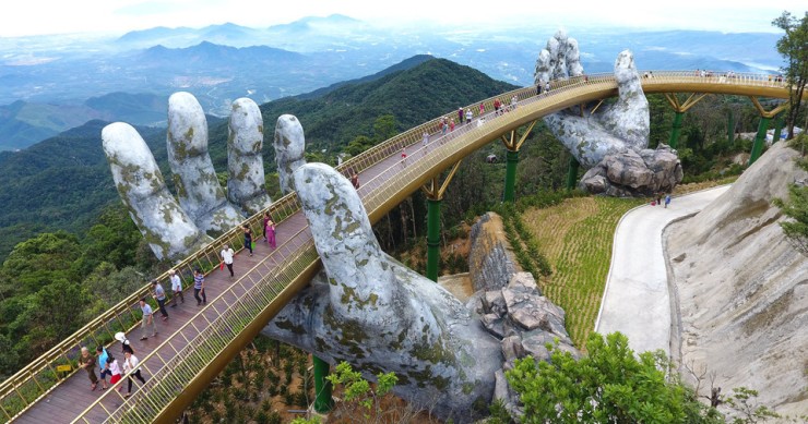 Uno spettacolare ponte sorretto da due mani giganti in Vietnam