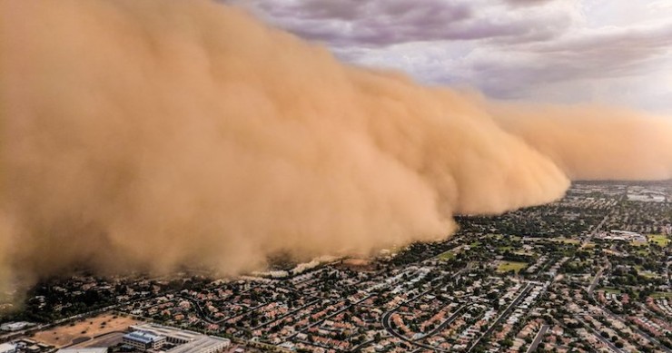 Le incredibili immagini di una tempesta di sabbia scattate da un elicottero in fuga