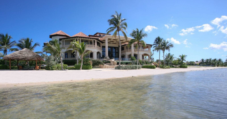 Alle Cayman c’è un castello sulla spiaggia che si affaccia sul Mar dei Caraibi 