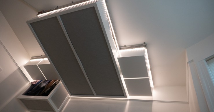 L'ingegnosa maniera di risparmiare spazio in casa: collocare i mobili e il letto sul tetto 