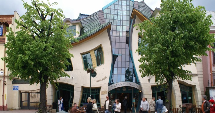 Linee curve e forme danzanti, ecco i 10 edifici più strani del mondo