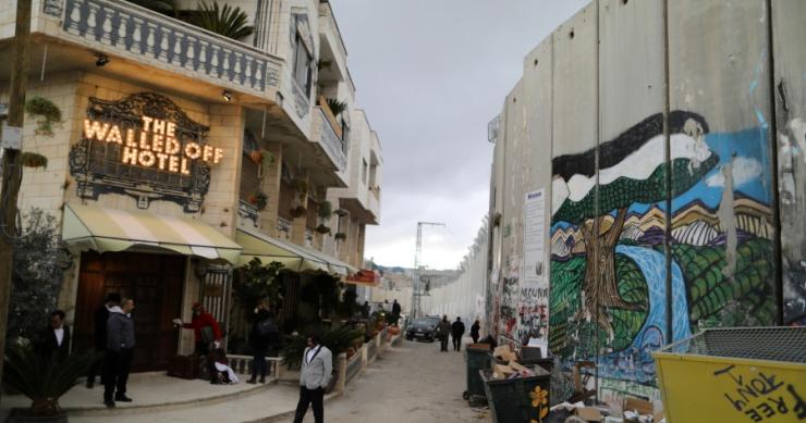 The Walled Off Hotel, l’albergo di Banksy di fronte al muro tra Israele e Palestina