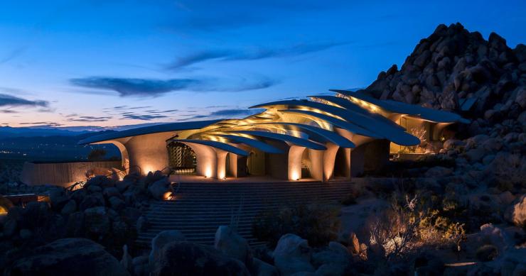 Nel deserto della California si nasconde una "casa scheletro"