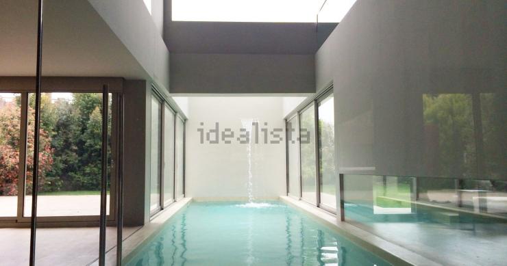 A Barcellona una spettacolare villa con piscina e cascata... in salotto