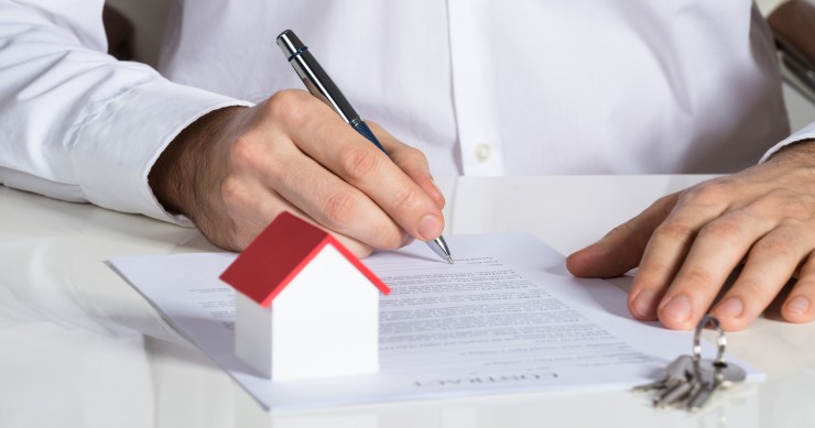 Firma del contratto preliminare, per il disconoscimento serve la querela