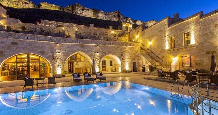 Un hotel turco ricavato in una grotta per immergersi in un’altra dimensione