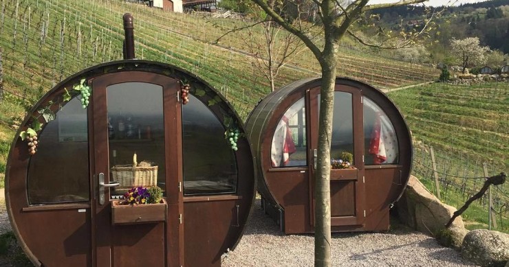 Un sogno per gli amanti del vino: vivere in un'enorme botte e circondati da vigneti