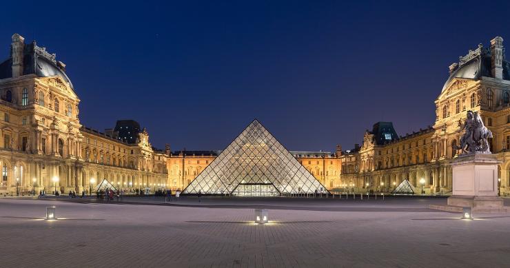La piramide del Museo del Louvre