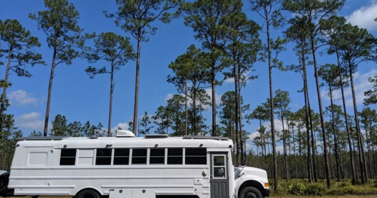 Una coppia trasforma un autobus scolastico in una casa mobile con ogni tipo di comfort