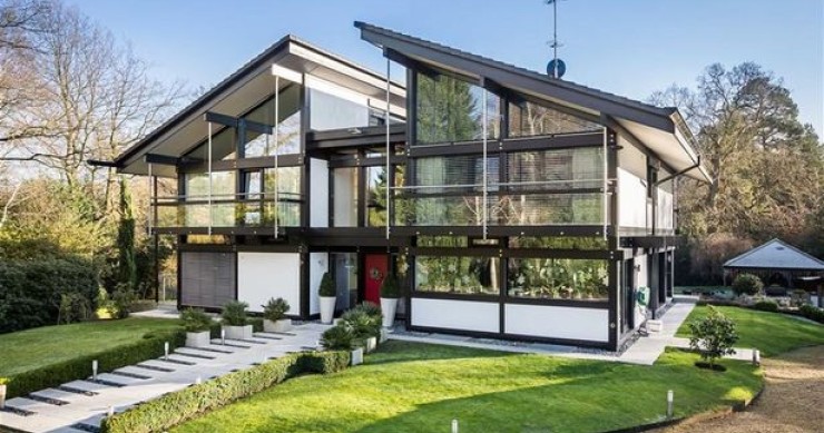 This is Antonio Banderas's exclusive prefab house in Surrey / Huf haus