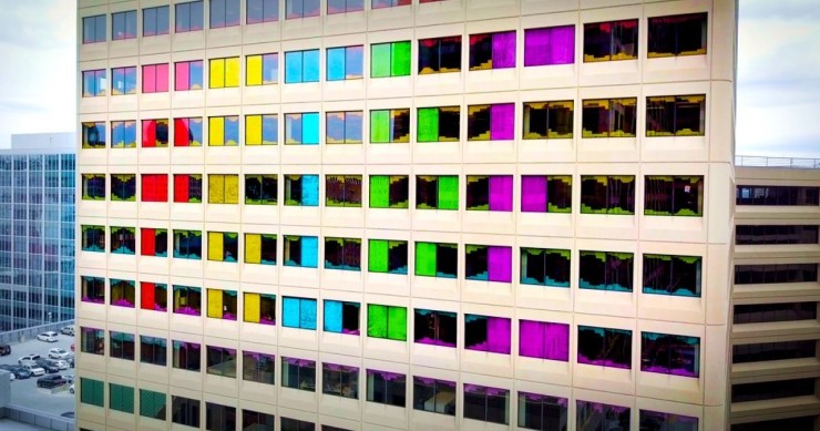 Cincinnati, un murale di post-it con i colori del Pride in ufficio