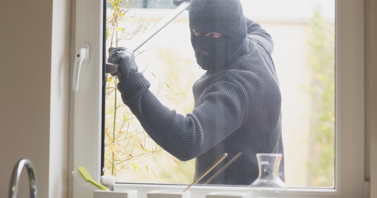 Einbrecher beim Versuch, ein Fenster aufzuhebeln / Gtres