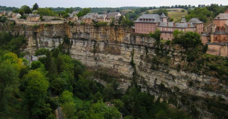 Il paesino "stregato" che da oltre 1000 anni è in bilico sull'orlo di un enorme precipizio