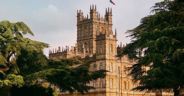 Sogni una visita al castello di Downtown Abbey? Ecco come passarci una notte da film