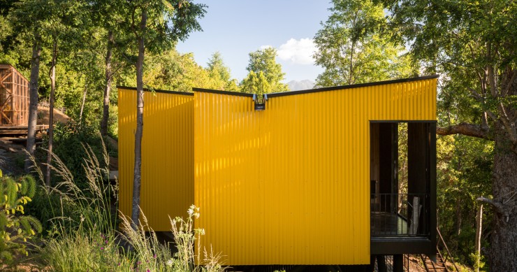Una colorata casa prefabbricata incastonata nella foresta cilena