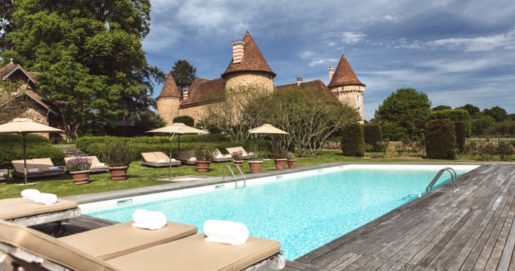 Le Domaine des Etangs, un incredibile castello dentro a un cratere in Francia trasformato in un hotel