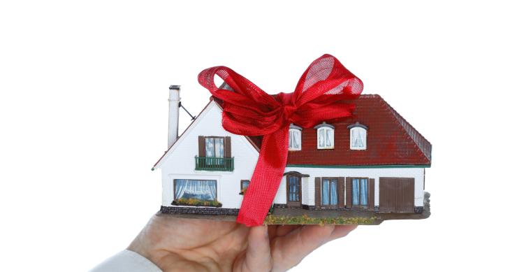 Qual è la differenza tra donazione diretta e indiretta di un immobile?