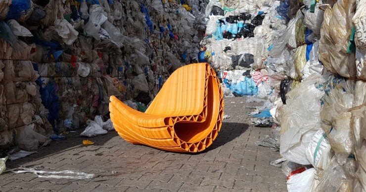 Questo progetto trasforma i rifiuti di plastica in elementi di design per l'arredo urbano