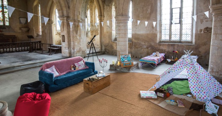 Dal Regno Unito arriva il Champing, così si campeggia nelle chiese