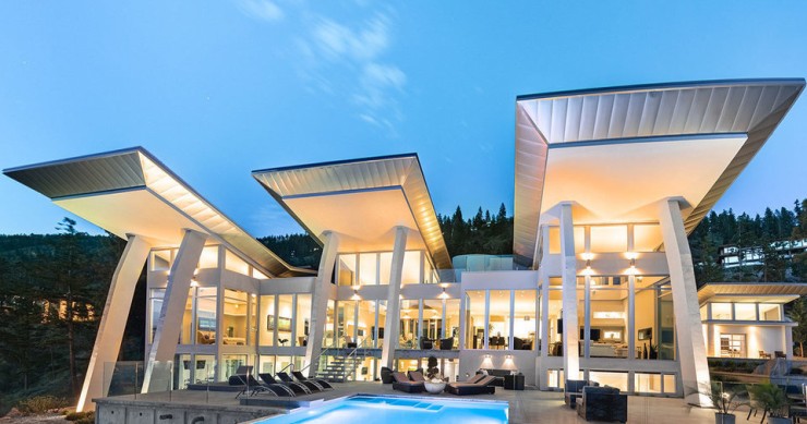 Una villa ultramoderna incastonata tra un vigneto e un lago in Canada
