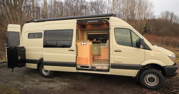 Questo furgone trasformato in minicasa con tutto il necessario per viverci
