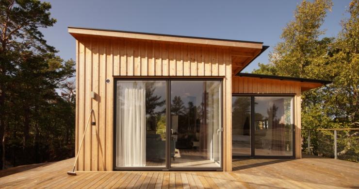 Una casa prefabbricata in legno immersa nel paradiso naturale dell'arcipelago di Stoccolma