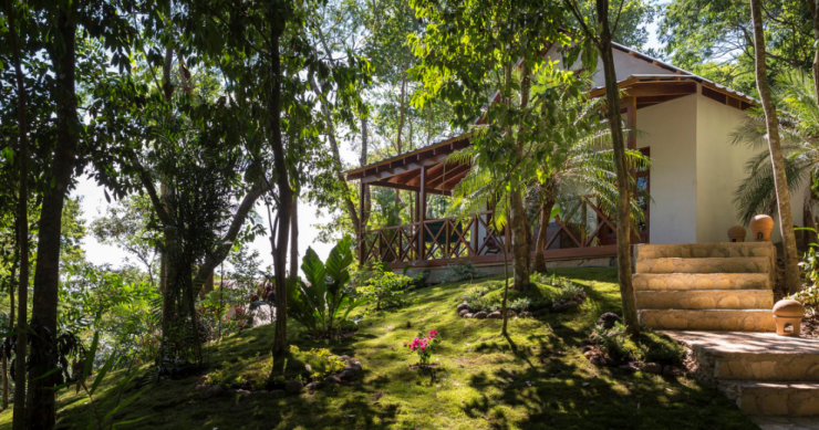 Queste spettacolari strutture perse nella foresta tropicale formano un hotel di lusso della famiglia Coppola