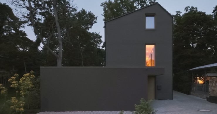 Questa casa "total black" dona un tocco glamour a un intero quartiere in Germania