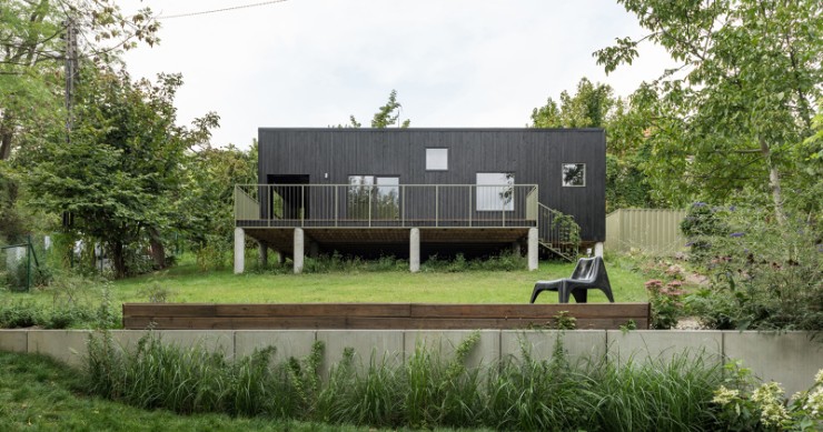 Un padiglione in legno che ospita attività culturali in un magnifico parco polacco