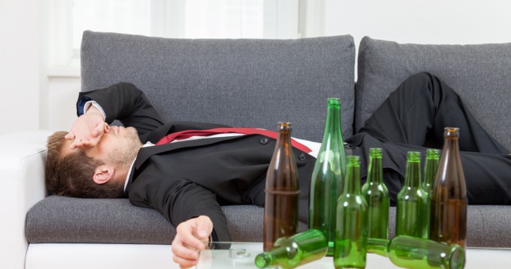 Se hai postumi di una sbornia lavori da casa, in Inghilterra si può