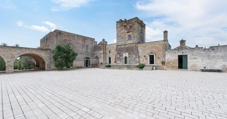 Cette propriété de luxe en forme de château dans les champs d'oliviers italiens est à vendre