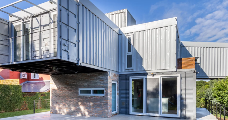 Questa casa prefabbricata in Brasile è realizzata con container e nasconde interni di lusso