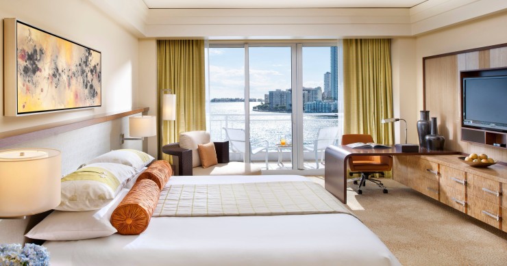 Un hotel 5 stelle con affaccio sul mare e vista sullo skyline di Miami